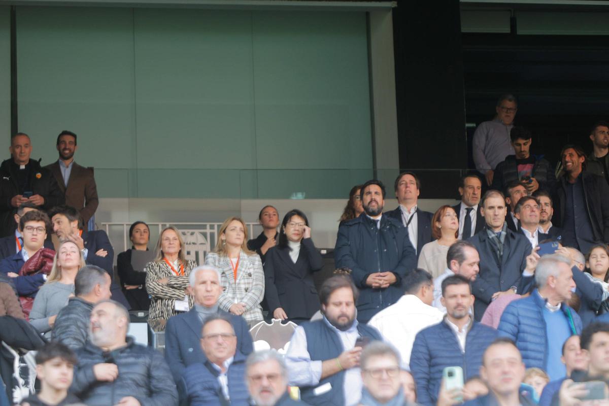 Layhoon Chan, presidenta, y el director corporativo y portavoz del club, Javier Solís, en el palco en el Valencia - Celta
