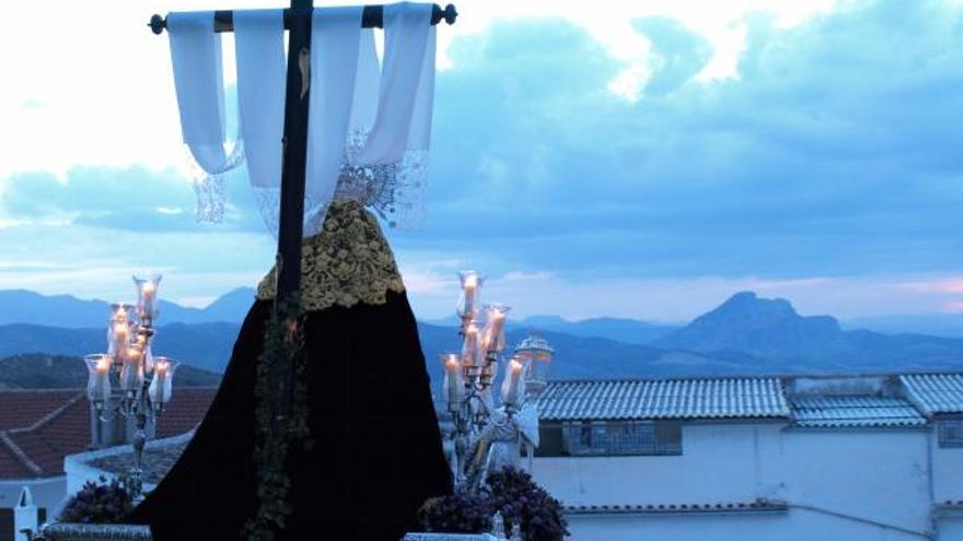 La Virgen de la Soledad con la Peña de los Enamorados al fondo.