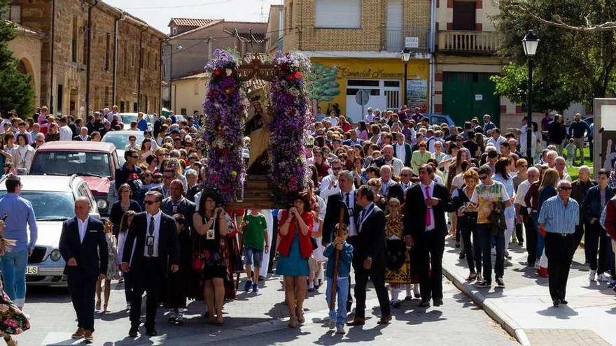 Cientos de devotos acompañan a la imagen por las calles de la villa.