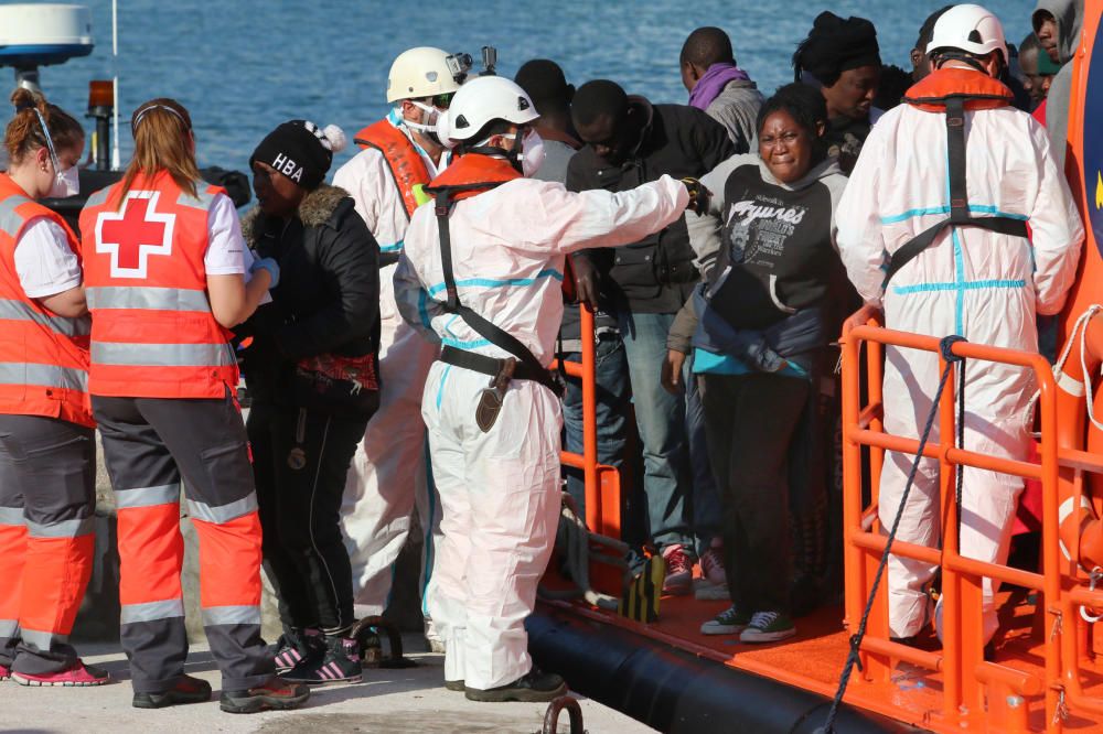 Llega una patera con medio centenar inmigrantes al puerto de Málaga