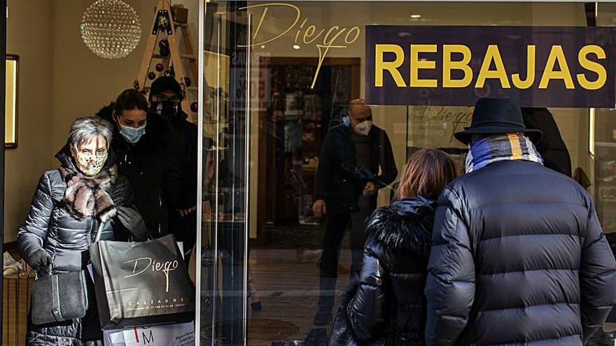 Clientes en una tienda zamorana. | Nico Rodríguez