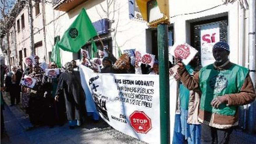 La PAH Garrotxa es manifesta contra els fons voltor