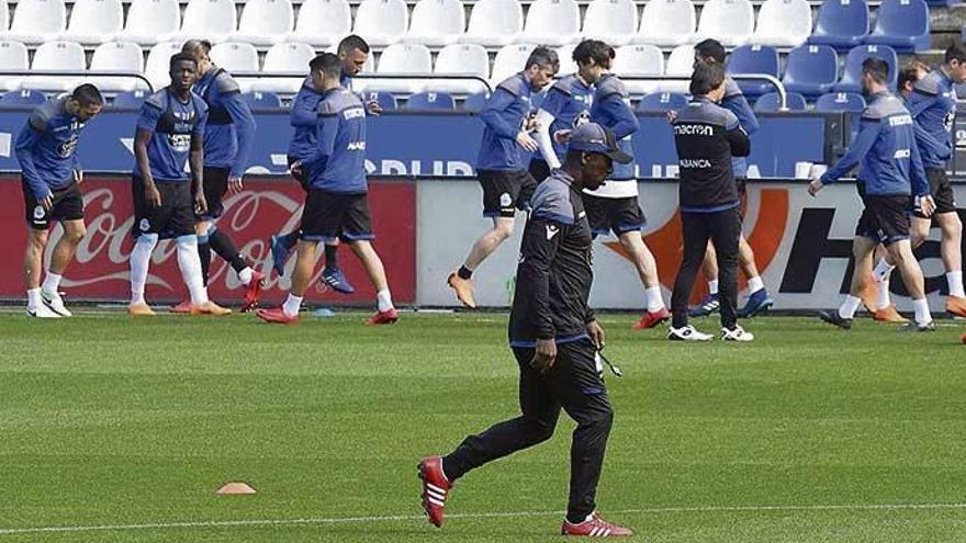 Clarence Seedorf camina en presencia de sus futbolistas durante el entrenamiento de ayer en Riazor.