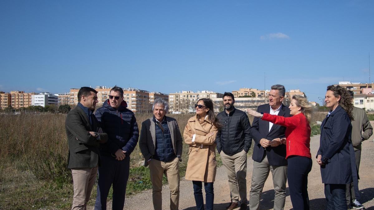 La alcaldesa de Xirivella enseña al conseller los terrenos del futuro barrio.