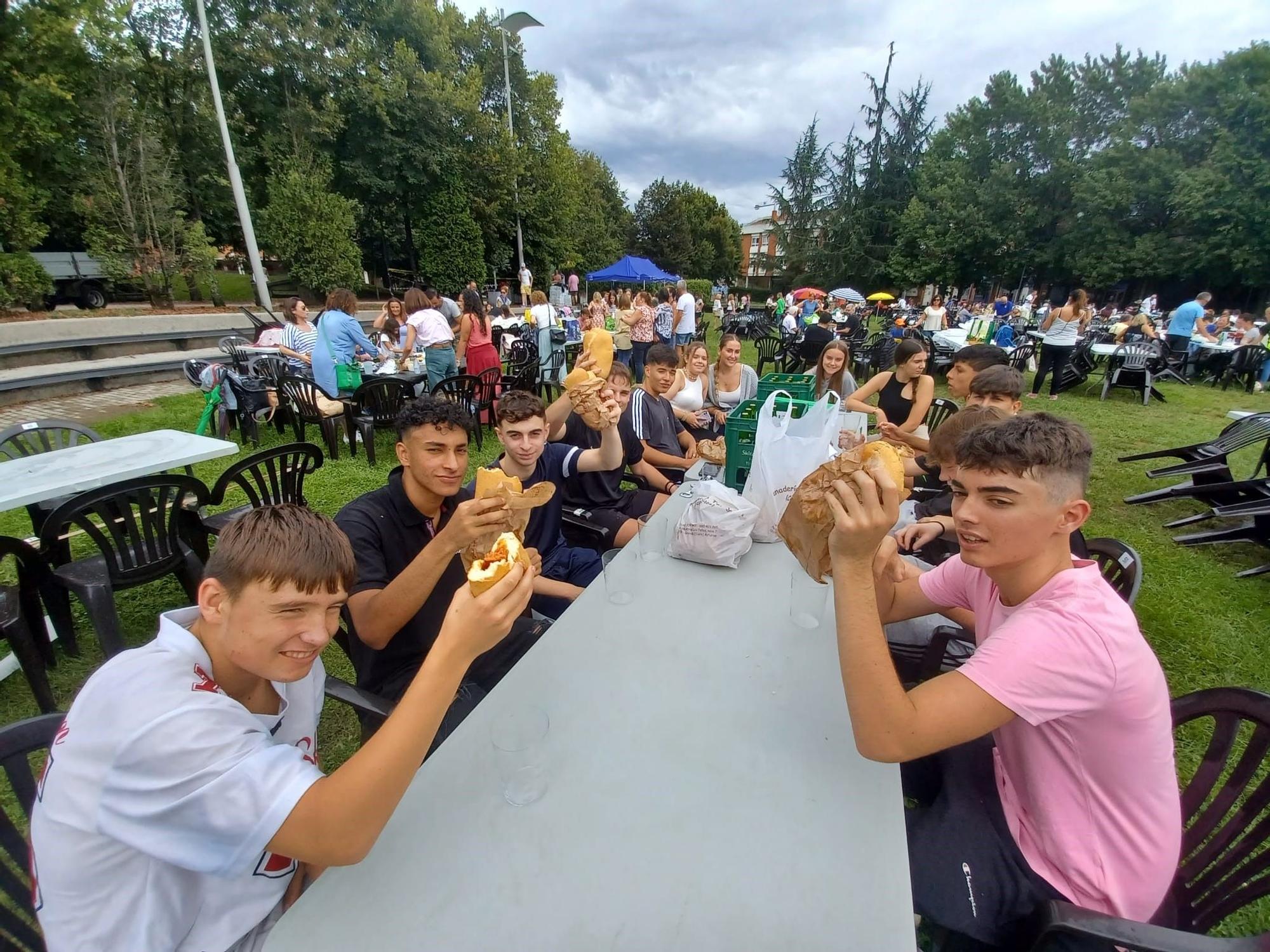 Lugones celebra su comida en la calle: "Que no falte la fiesta, que ya nos hacía falta"