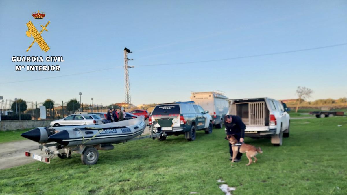 Un perro especializado en la búsqueda de personas se había incorporado al operativo.