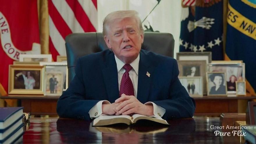 Trump lee la Biblia desde el Despacho Oval