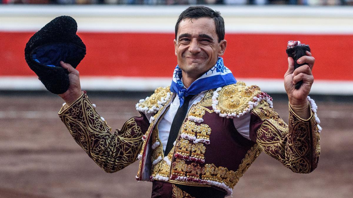 El diestro Paco Ureña muestra sus trofeos, este viernes, en Bilbao.