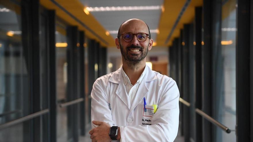 Pedro Marcos, jefe de Neumología del Hospital de A Coruña, ante el ensayo con la vacuna del VRS: "En adultos, este virus es ya un problema respiratorio de primer nivel"