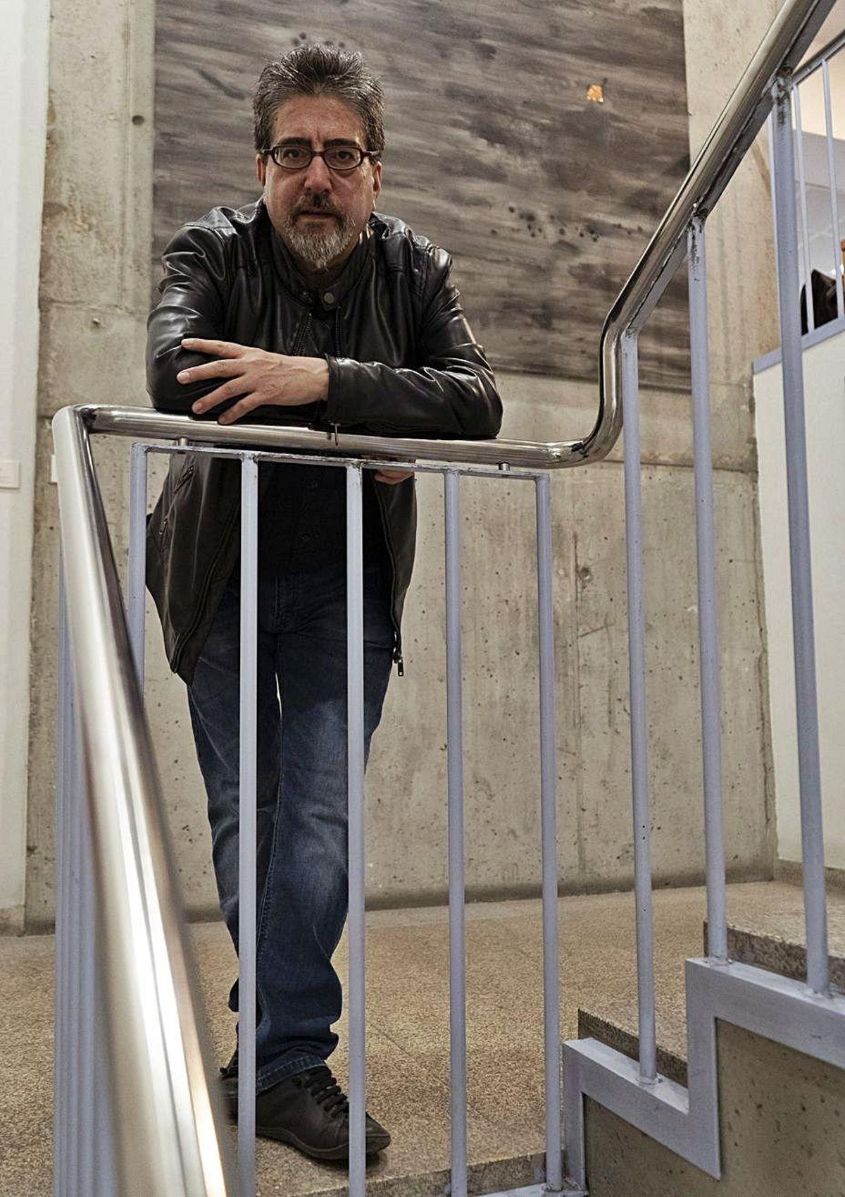 García Jambrina, en las escaleras de la Biblioteca Pública. |
