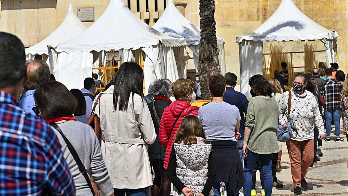 Colas para comprar 
la palma blanca en la Plaça
 de Baix durante el día 
de ayer. MATÍAS SEGARRA