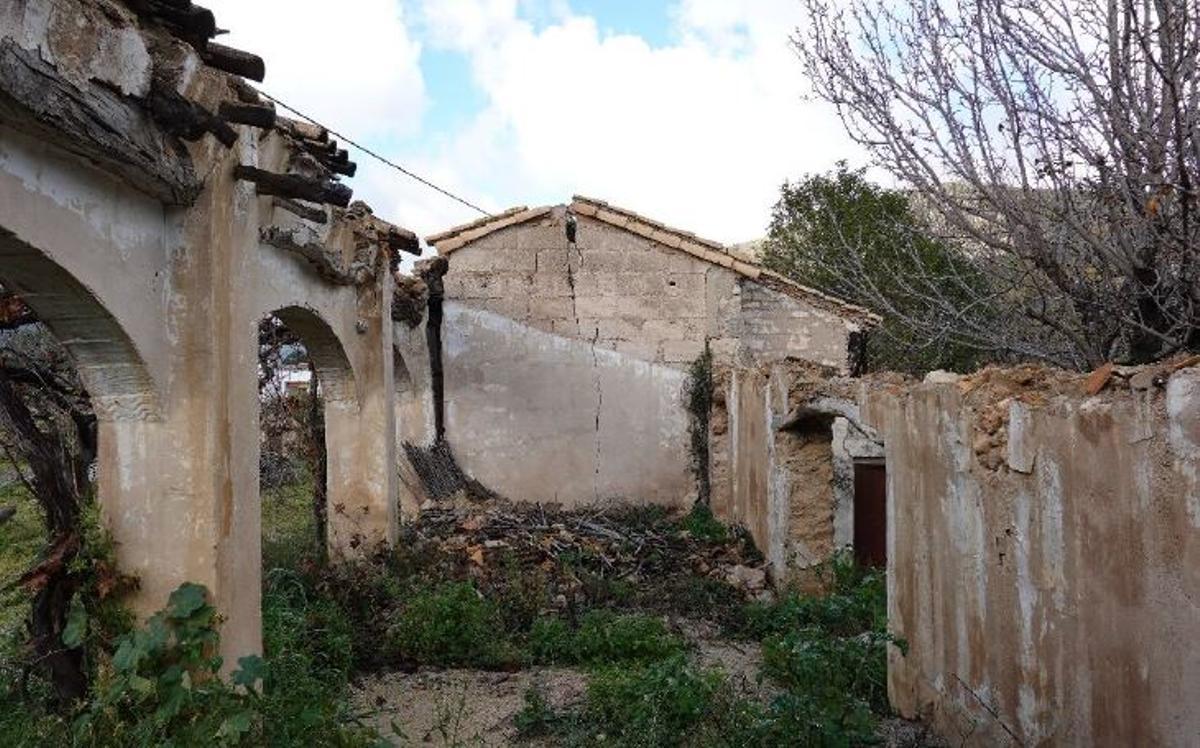 Tramo del tejado del riurau que ha caído