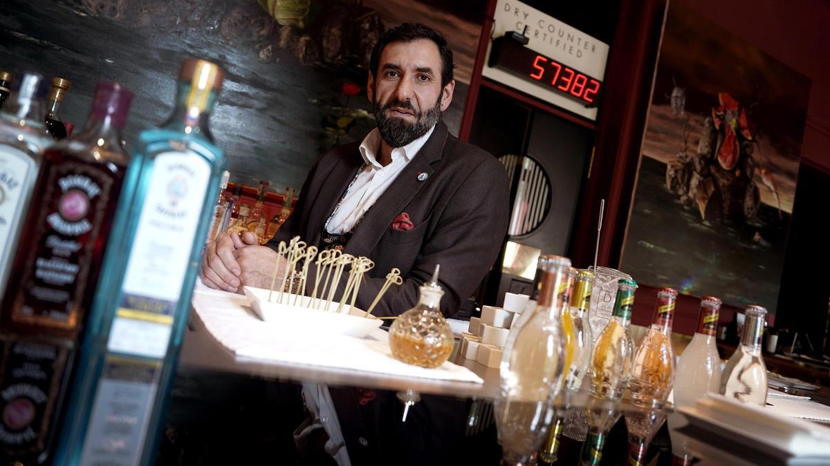Juan Carlos Muñoz, presidente de la Federación de Asociaciones de Barmans Españoles, en la barra del bar Dry Martini de Madrid.