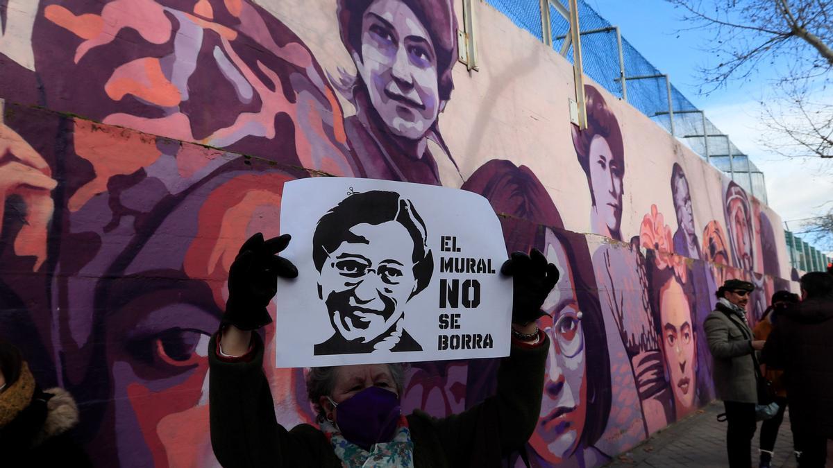 Protesata, el pasado enero, en contra de la campaña de Vox que proponía borrar el mural feminista de Ciudad Lineal.