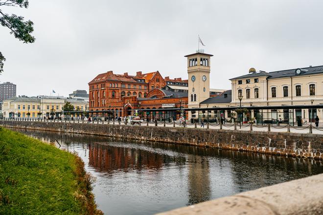 Canales de Malmö a los pies de la estación de tren
