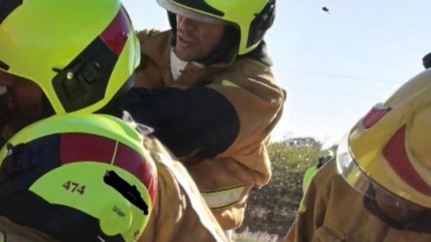 Dos heridos en un accidente en Los Montesinos entre una furgoneta y un camión