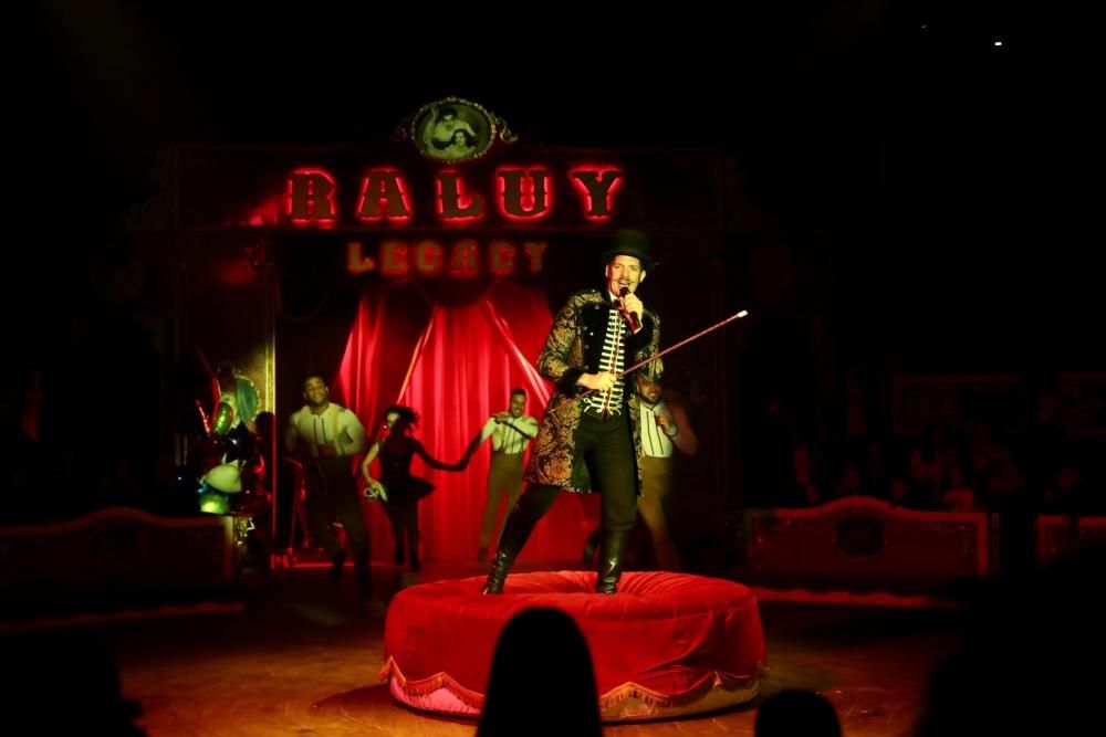 El Circo Raluy Legacy recibe a las falleras mayores 2020 y sus cortes