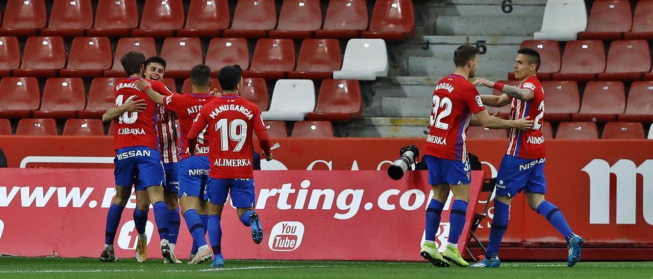 Gragera abraza a Gaspar ante Aitor García, y Manu García, con Bodgan y Djuka. | Juan Plaza