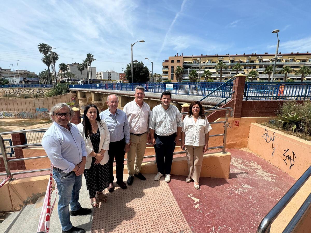 Los alcaldes con Martínez Mus en el puente.