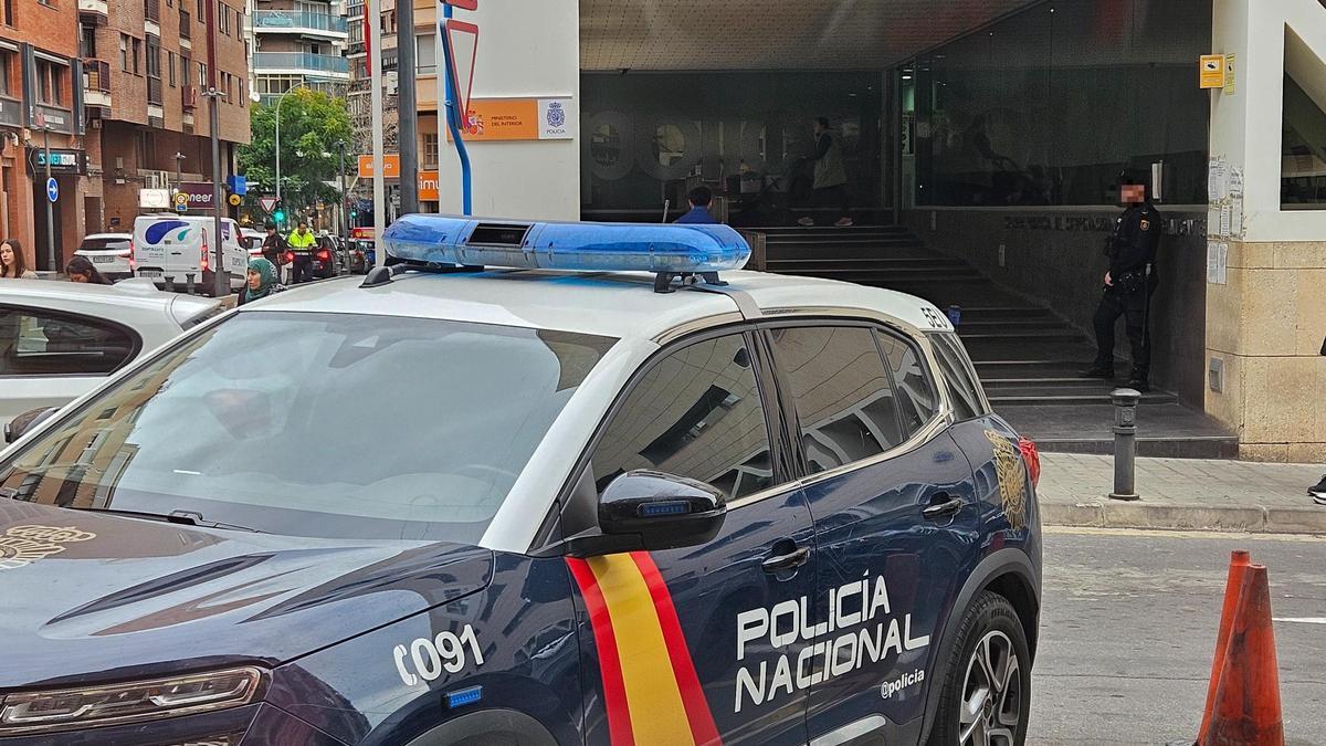 Un vehículo policial en la puerta de la Comisaría Provincial de Alicante.