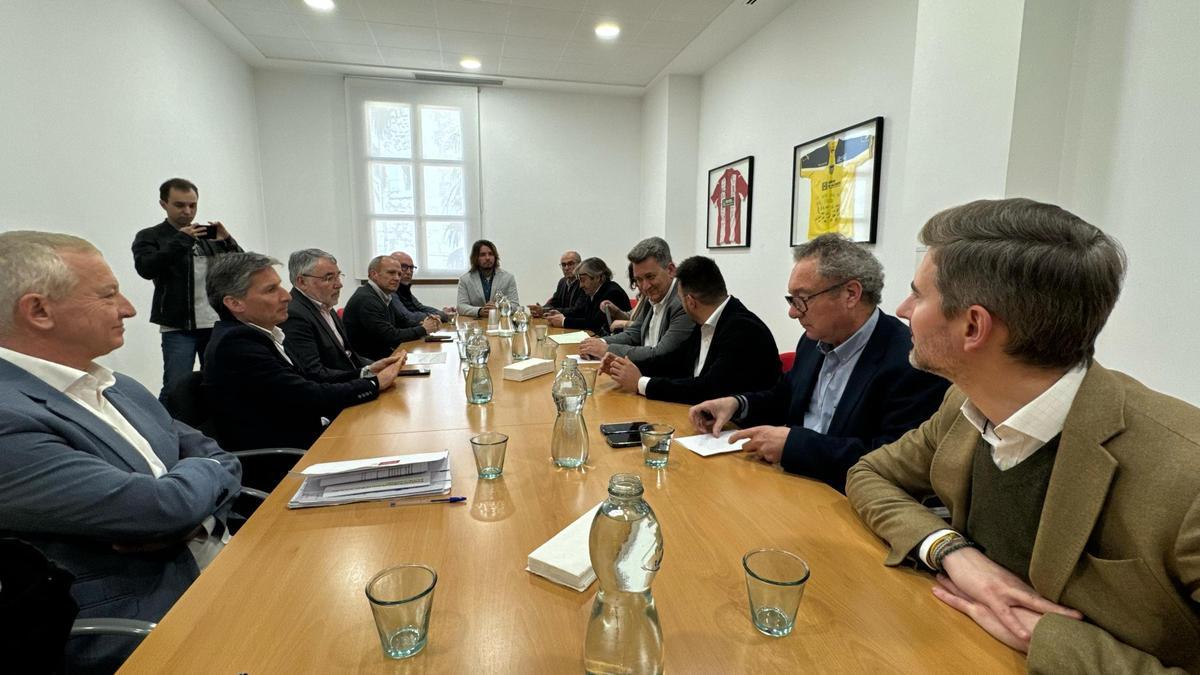 Reunión de representantes empresariales con el conseller de Infraestructuras y varios alcaldes de la Vall d'Albaida.
