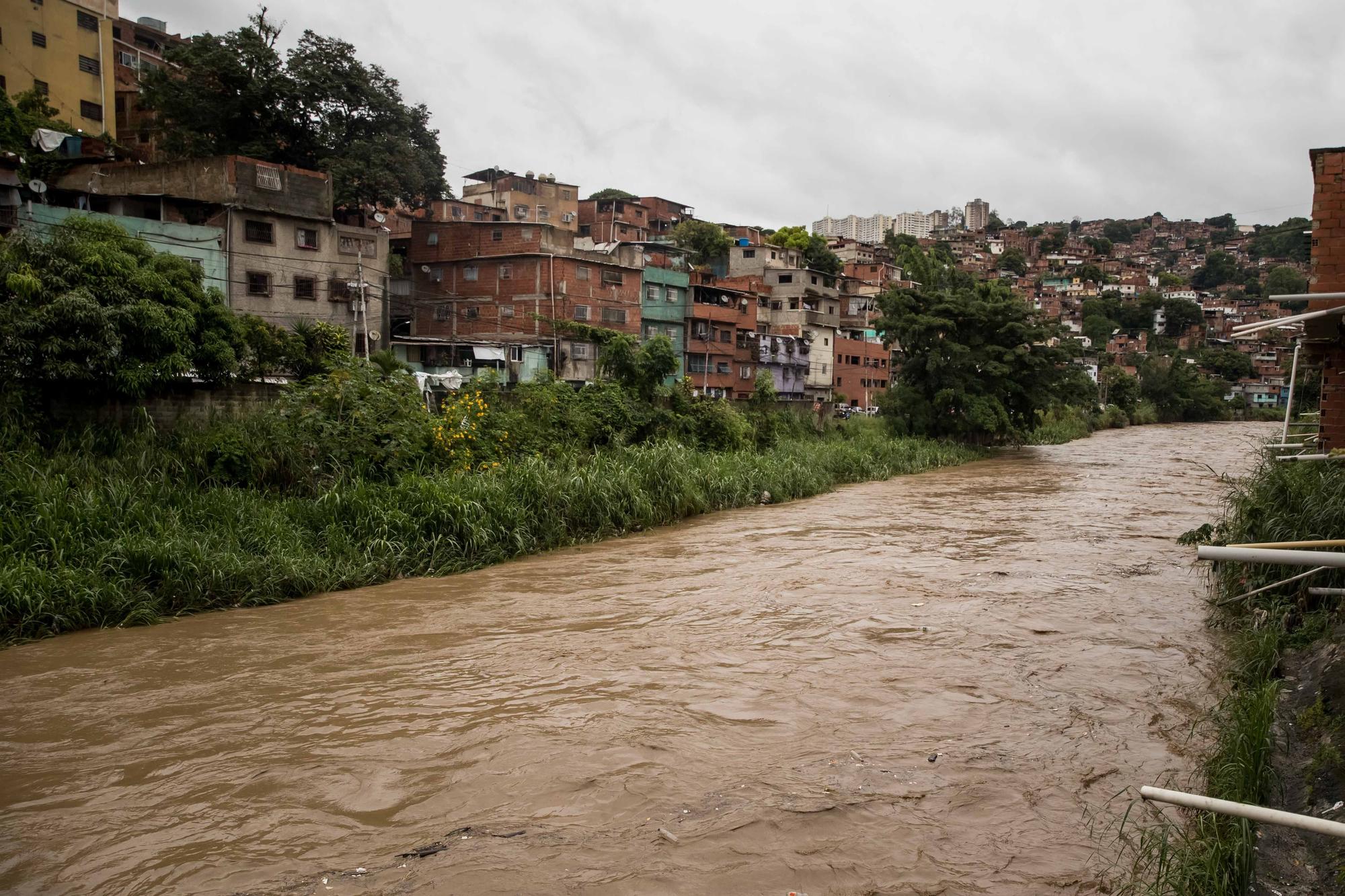 Fotografía del pasado jueves del río Guaire, cuyo cauce ha aumentado debido a las lluvias en Caracas (Venezuela).