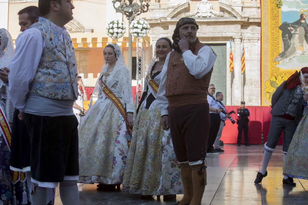 Desfile de las falleras mayores de las diferentes comisiones durante la procesión general de la Mare de Déu dels Desemparats.