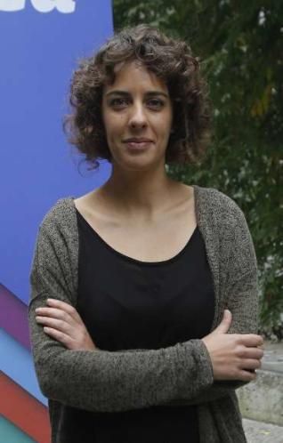 Alexandra Fernández (En Marea, Pontevedra). Viguesa de 27 años, es la cabeza de cartel más joven. Estudia Arquitectura y está elaborando su proyecto de final de carrera. Este será su primer contrato de larga duración. Antes trabajó como monitora de tiempo libre y forma parte de la Asociación Cultural Bou Eva. Milita en Anova desde 2012.