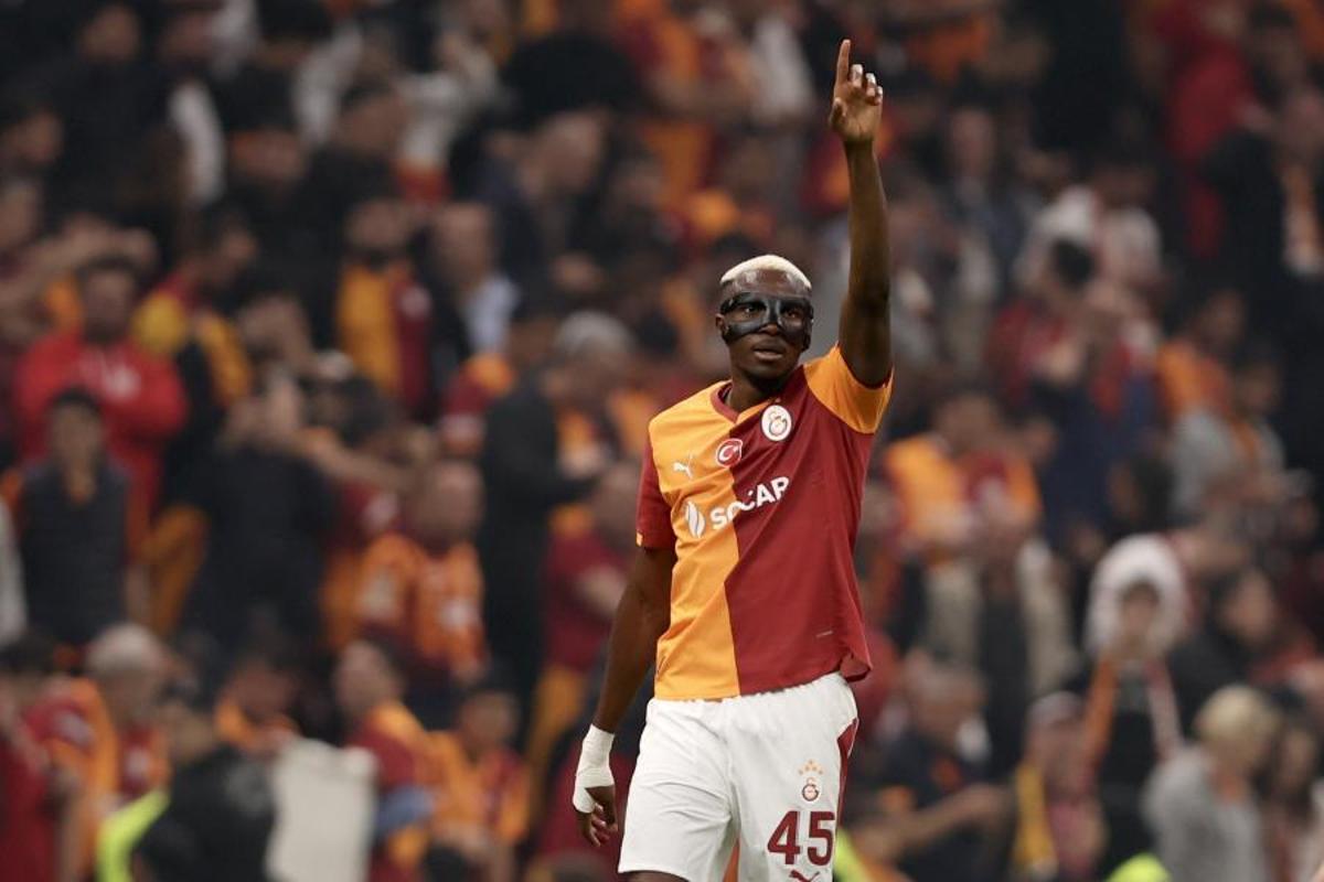 Victor Osimhen celebra uno de sus goles durante la Champions League