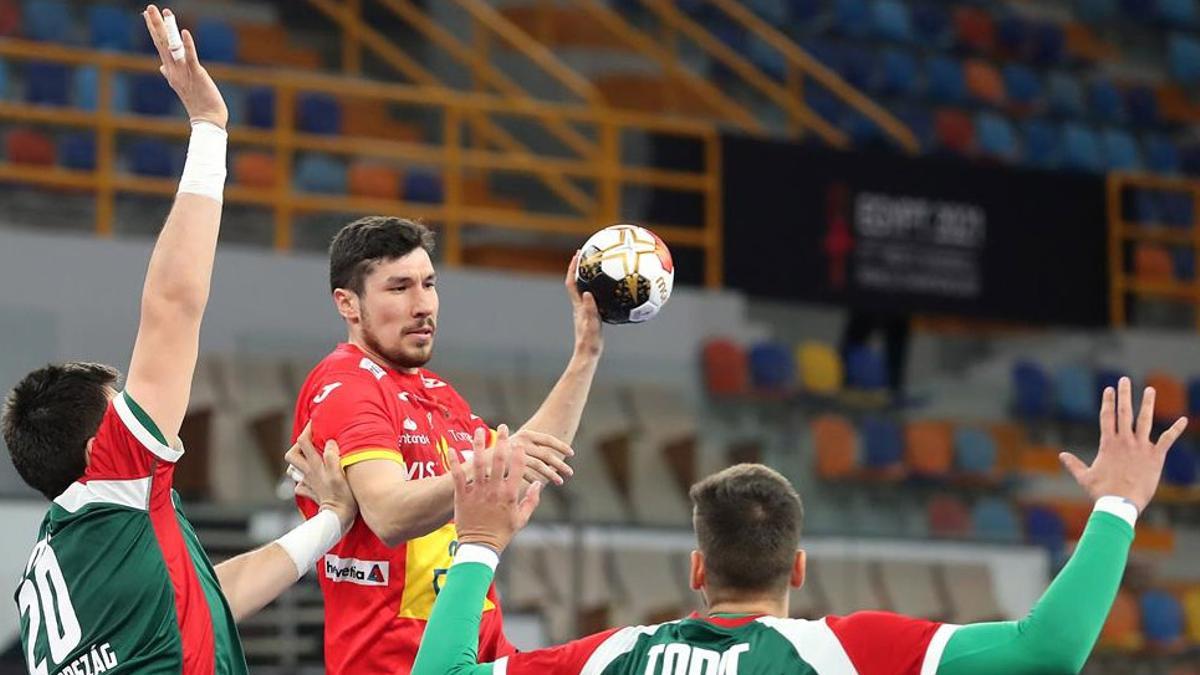 Álex Dujshebaev busca el lanzamiento ante Hungría