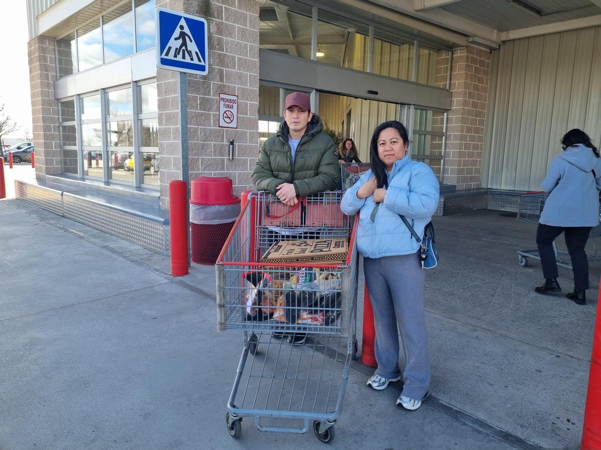 María Elena Avecilla y Geral Casio, saliendo de Costco