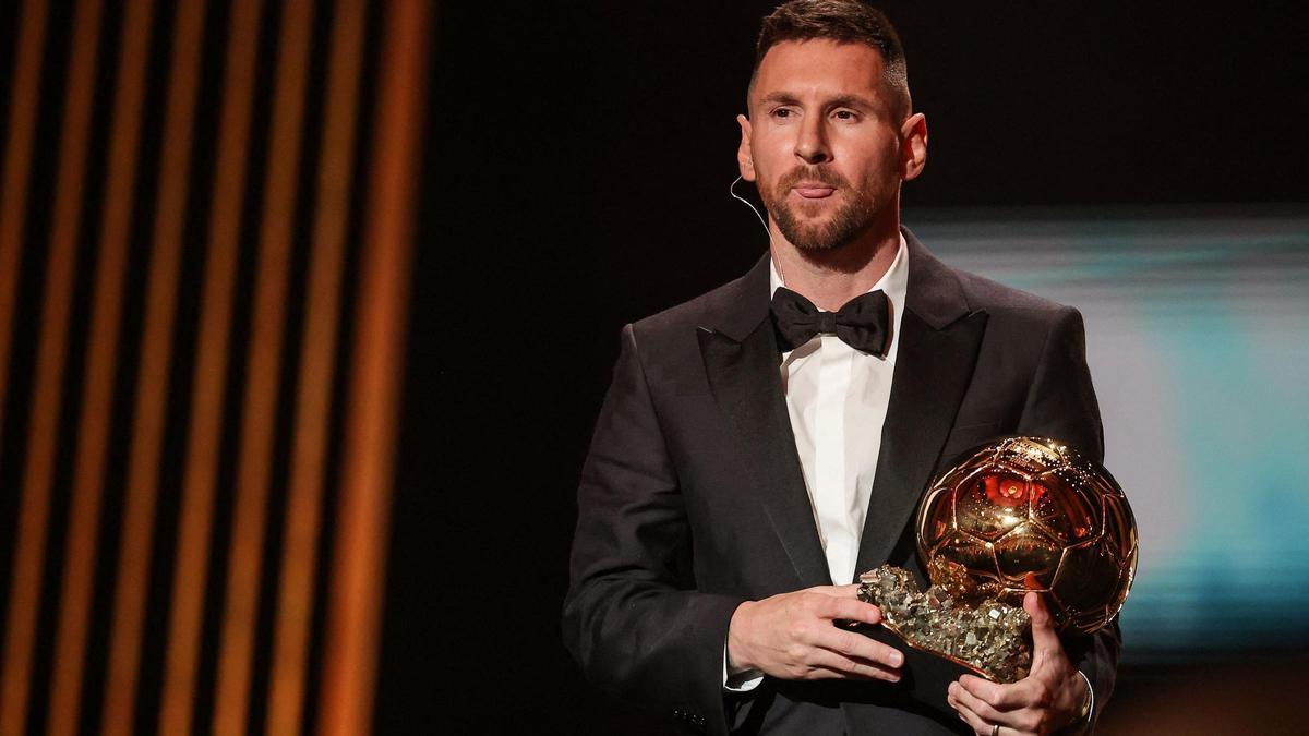 Messi posa con el Balón de oro, el octavo de su carrera.
