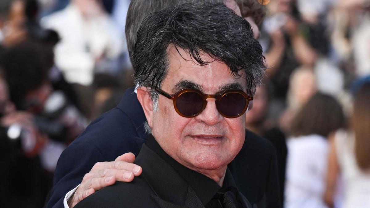 El director, guionista y productor iraní Jafar Panahi celebra tras ganar la Palma de Oro por la película Un simple accidente.