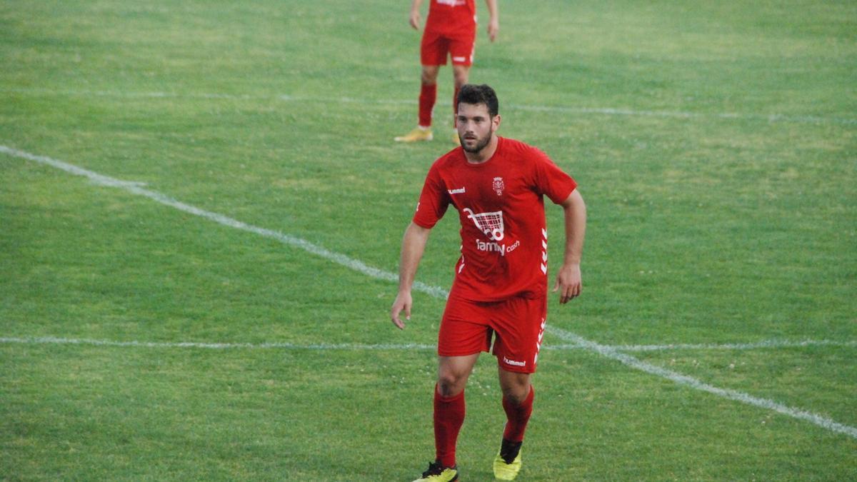 Miguel Aracil, durante un encuentro con la camiseta del Olímpic de Xàtiva.