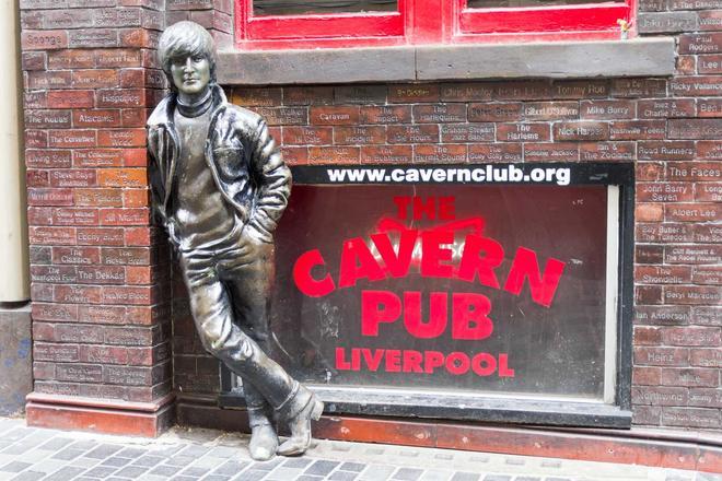 Estatua de John frente al Cavern Pub, Liverpool