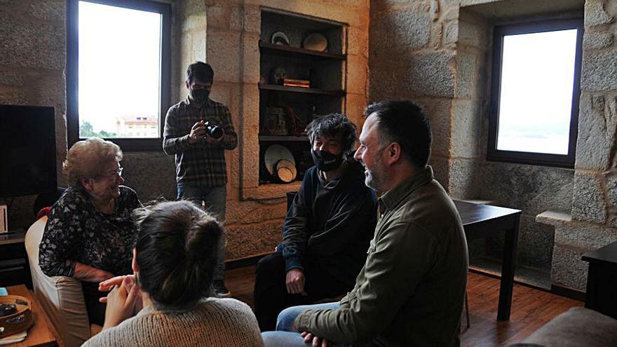 Carmen do Caño, Raül Refree, Guillerme Ignacio e Xulia Feixoo, de costas, conversando onte en Bueu.   | // GONZALO NÚÑEZ