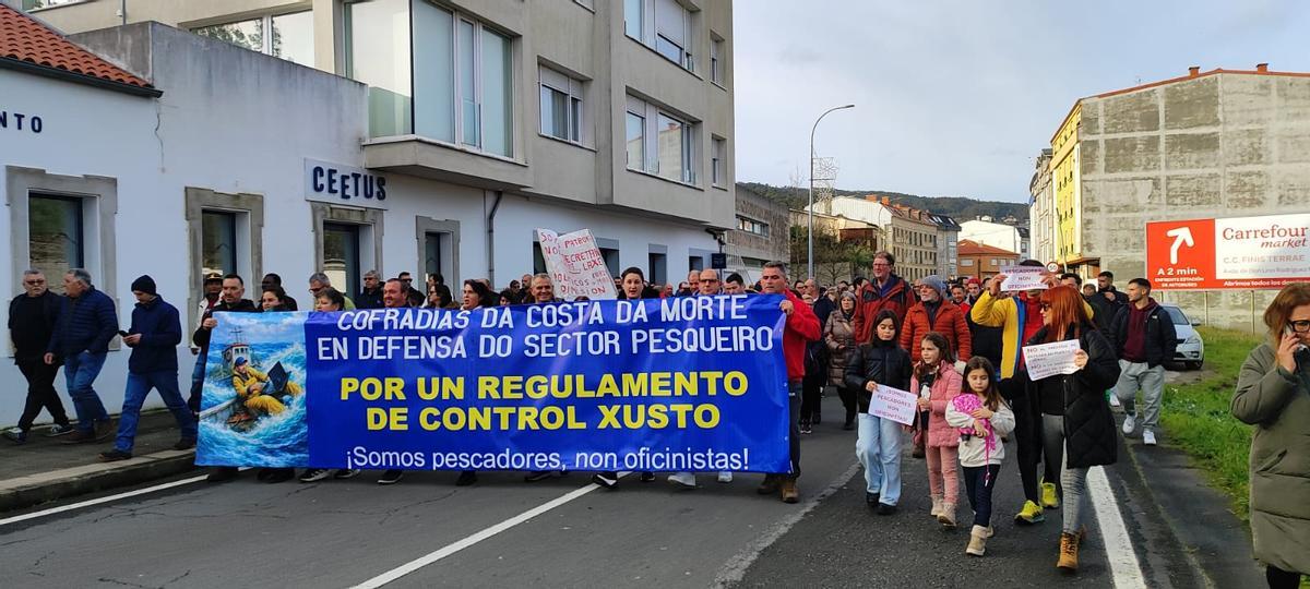 Un momento de la manifestación desde Corcubión a Cee.