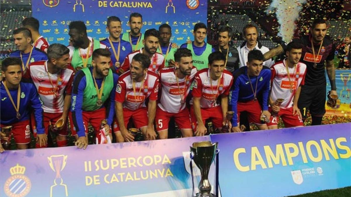 Los jugadores del Espanyol, celebrando la Supercopa de Catalunya