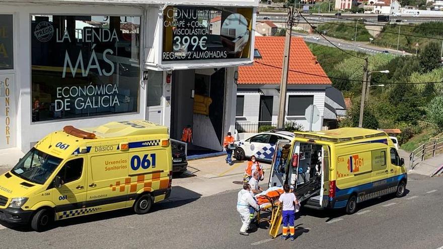 El trabajador en el momento de ser trasladado a la ambulancia. // FdV