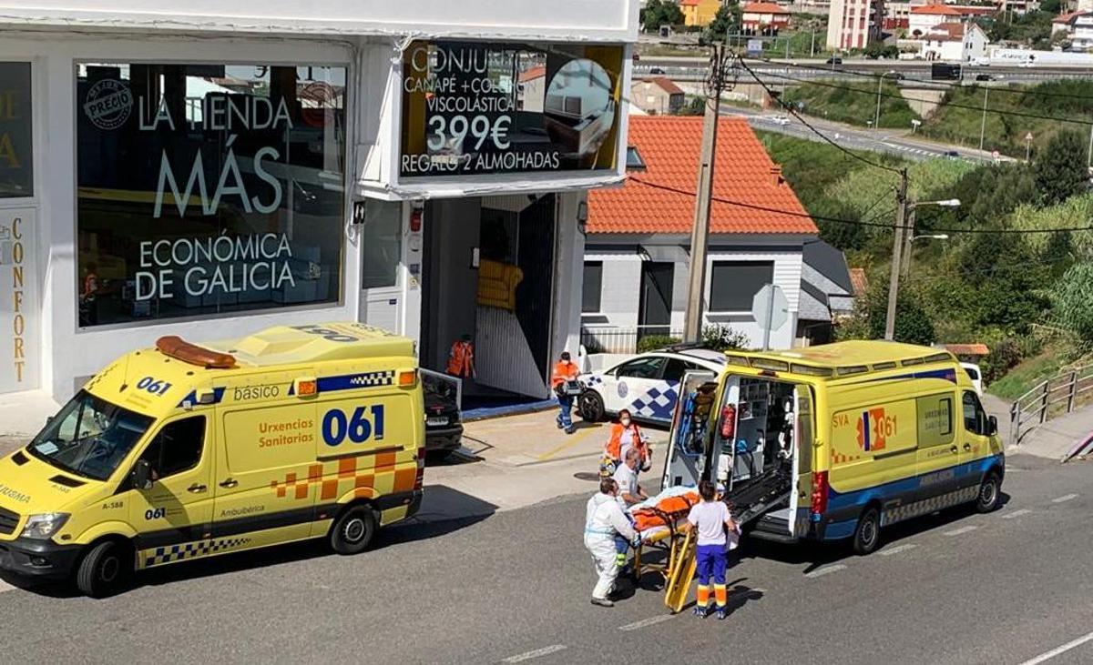 El trabajador en el momento de ser trasladado a la ambulancia. // FdV