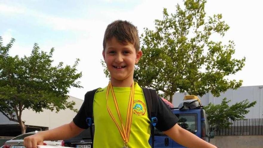 Yago con sus tres medallas tras el Campeonato de España. // FDV