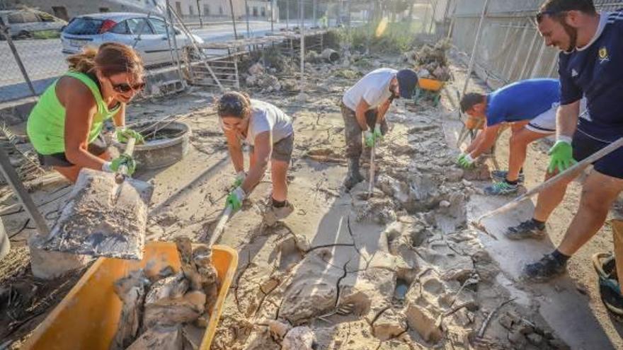 Ana Belén, en la foto de la izquierda, con voluntarios en un vivero de El Escorratel. A la derecha, el centro cívico de Molins.