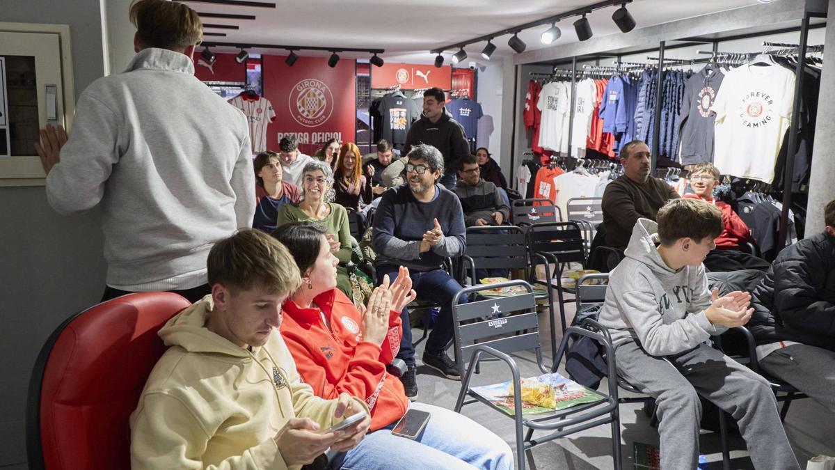 Els aficionats, alegres, aplaudeixen el xiulet de la mitja part.