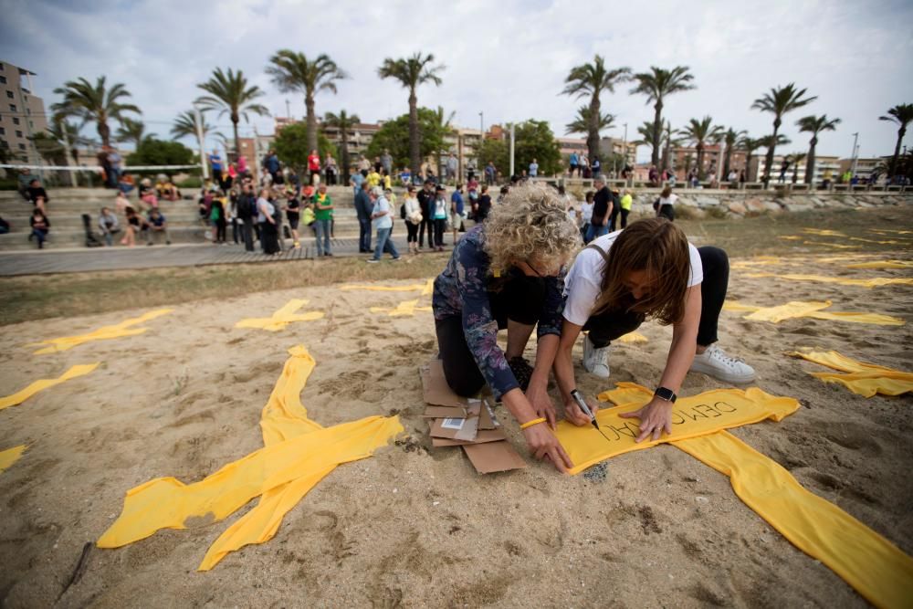 Estenen tovalloles grogues en forma de creu a la platja de Mataró