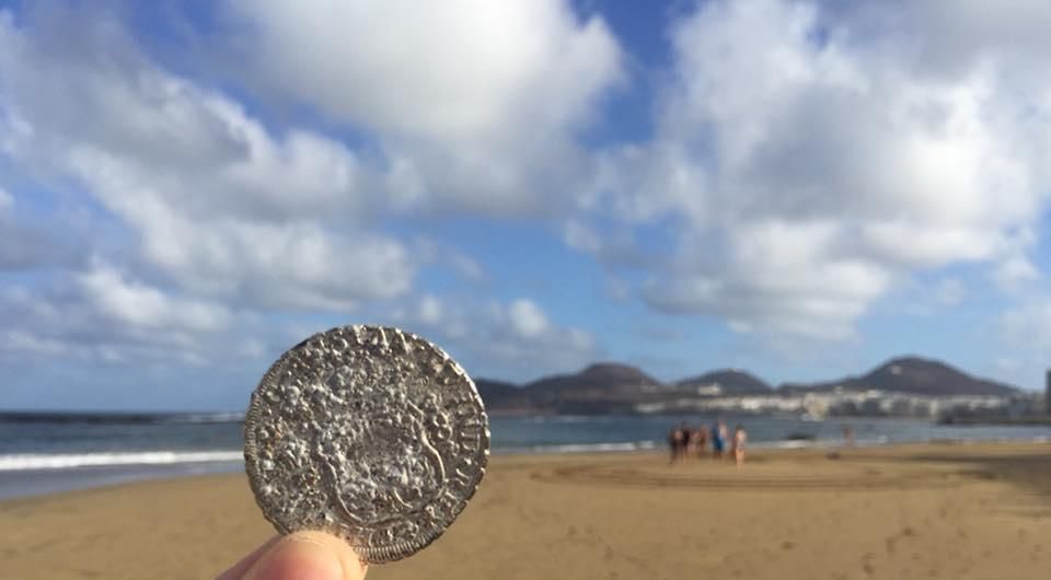 Encuentran una moneda del siglo XVIII en la playa de Las Canteras