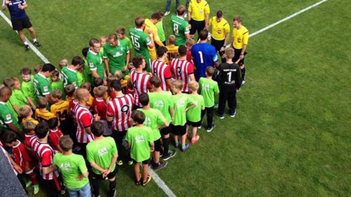 Athletic y Werder Bremen en el momento de saltar al terreno de juego