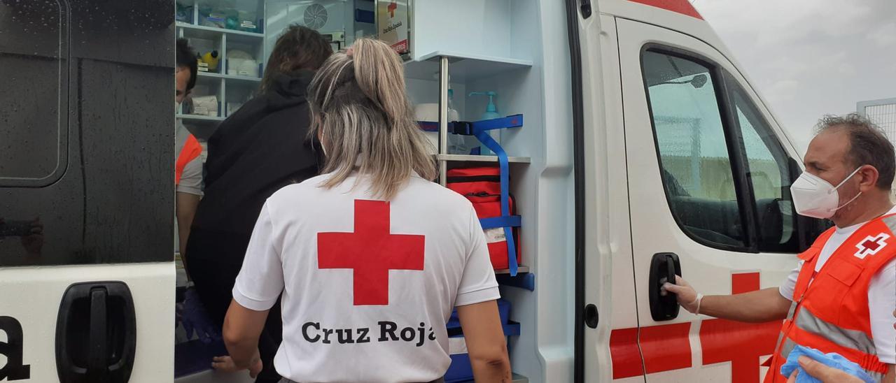 Cruz Roja atiende a una de las personas rescatadas de la patera.