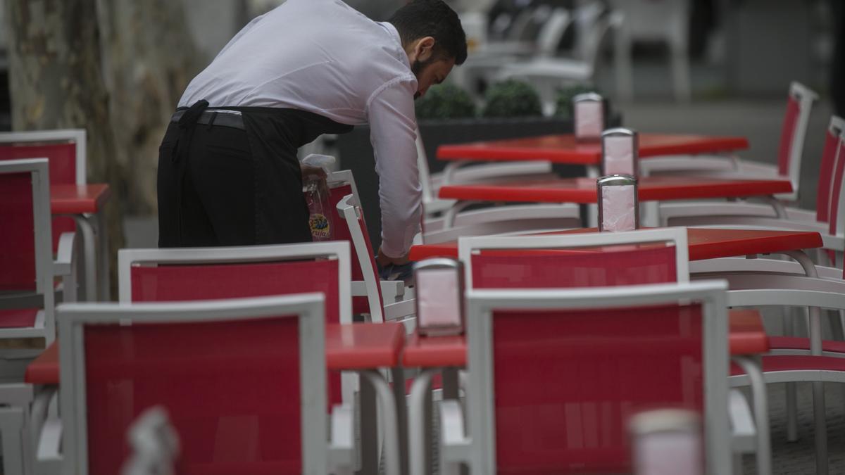 Un camarero trabaja en una terraza.