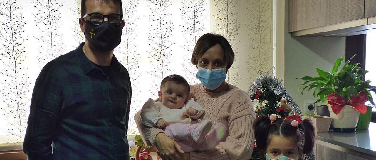 Los tinetenses Iván Fernández y Jessica Pérez, con la pequeña Valentina en brazos, y su otra hija Ariadna. | D. Á.