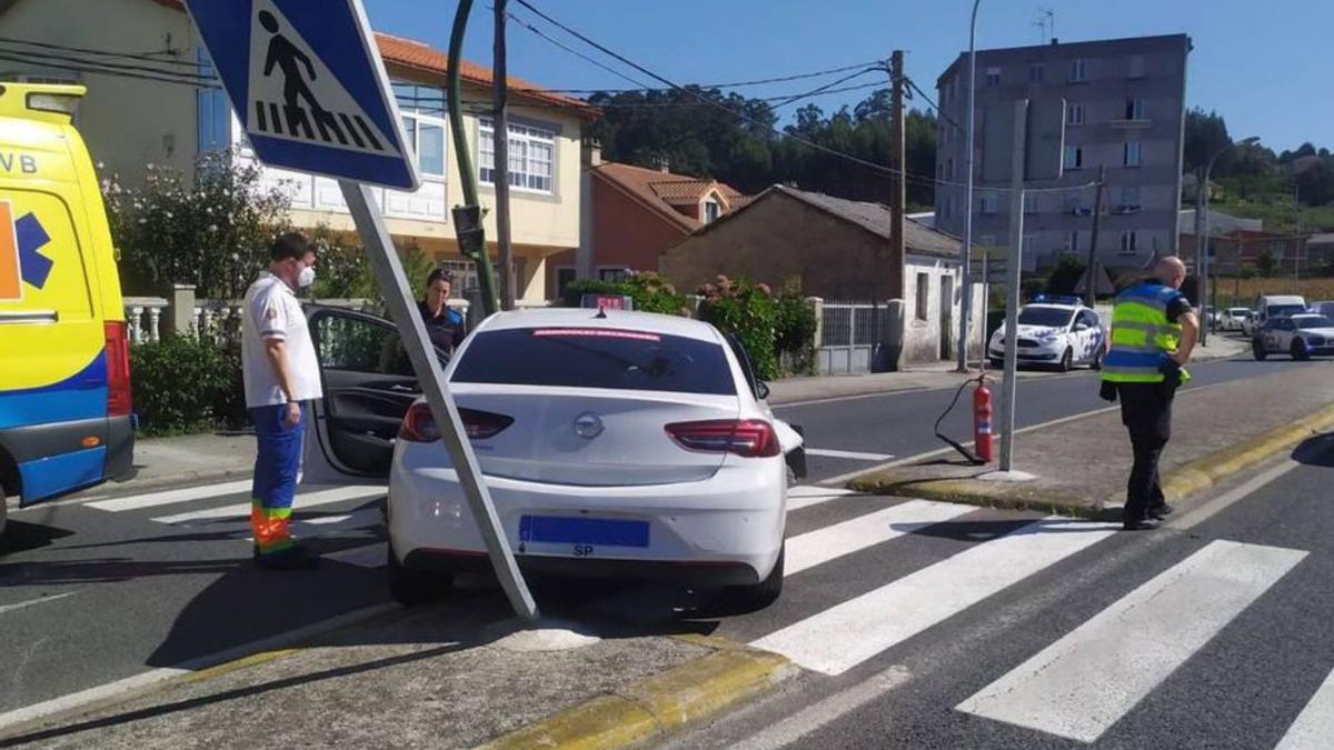 Retirado un semáforo derribado en Cambre al chocar un taxi | LA OPINIÓN